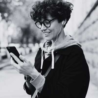 Beyond the Algorithm: How Human Voiceover Turns Listeners Into Loyal Customers