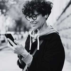 Beyond the Algorithm: How Human Voiceover Turns Listeners Into Loyal Customers