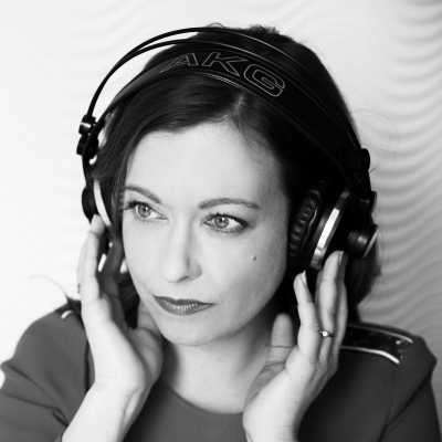 Pia - German voiceover artist with deVine Voices German voiceover agency