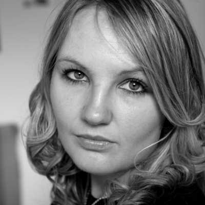 Gina - English voiceover artist with deVine Voices English voiceover agency