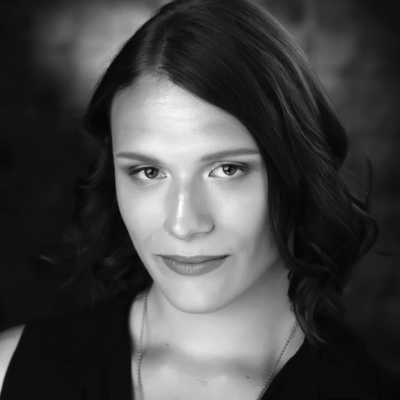 Eliza Zee - English voiceover artist with deVine Voices English voiceover agency