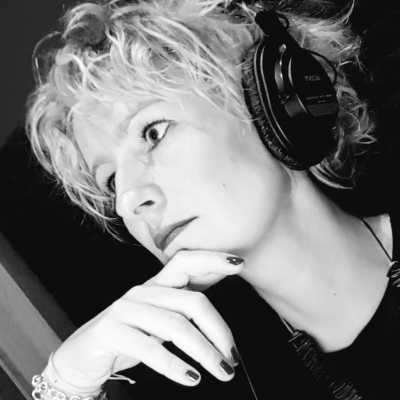Laura F - Italian voiceover artist with deVine Voices Italian voiceover agency