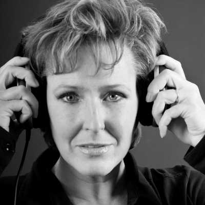 Pamela - Dutch voiceover artist with deVine Voices Dutch voiceover agency