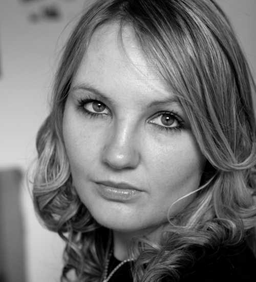 Gina -  voiceover artist with deVine Voices  voiceover agency