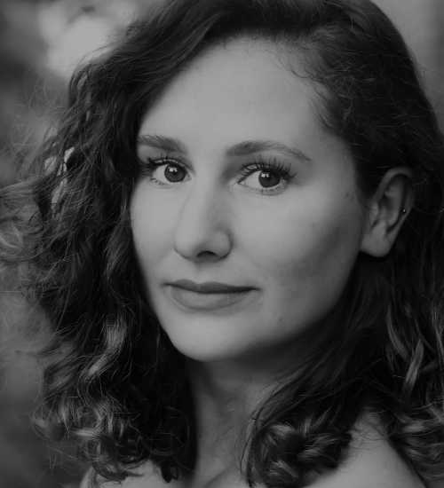 Lois -  voiceover artist with deVine Voices  voiceover agency