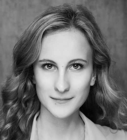 Elisa -  voiceover artist with deVine Voices  voiceover agency