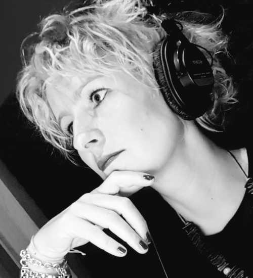 Laura F -  voiceover artist with deVine Voices  voiceover agency