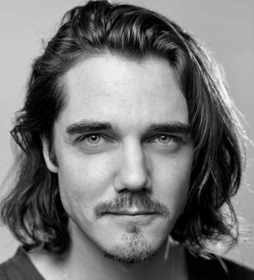 Eddie -  voiceover artist with deVine Voices  voiceover agency